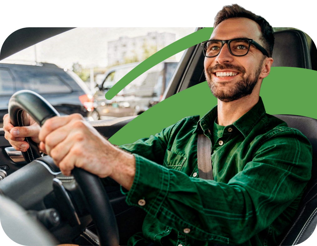 Motorista sorrindo ao volante